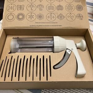 The Pampered Chef 1525 Cookie Press NO DISKS Cookie Press And Box Only